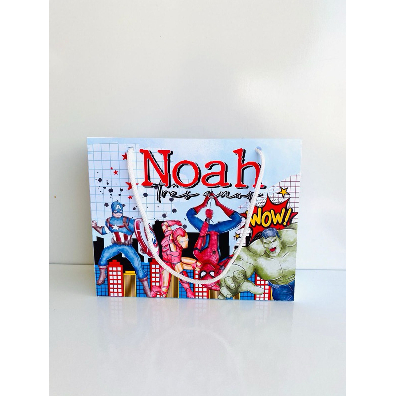 🦸 Kit com 10 sacolinhas personalizadas no tema Vingadores, ideal para lembrancinhas de aniversário, festas e eventos.