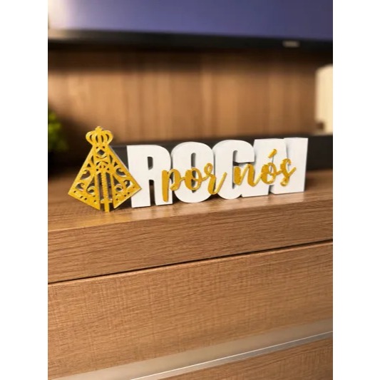 Letreiro Decorativo 3D Rogai Por Nós – Decoração Religiosa Cristã Mesa Escritório | Impressão 3D