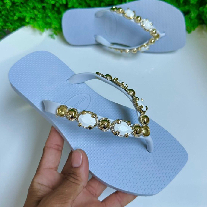 Chinelo Feminino Branco Pedrarias Luxo – Detalhes Dourados e Cristais | Confortável e Elegante