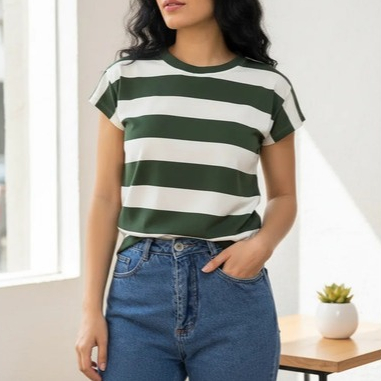 Camiseta Feminina Listrada Off White com Verde em Viscose com Elastano Manga Curta Básica Casual