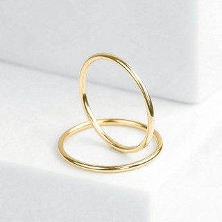 Kit com Dois Anéis Par de Alianças Finas de Fio Liso Compromisso Noivado Namoro Banhadas a Ouro 18k