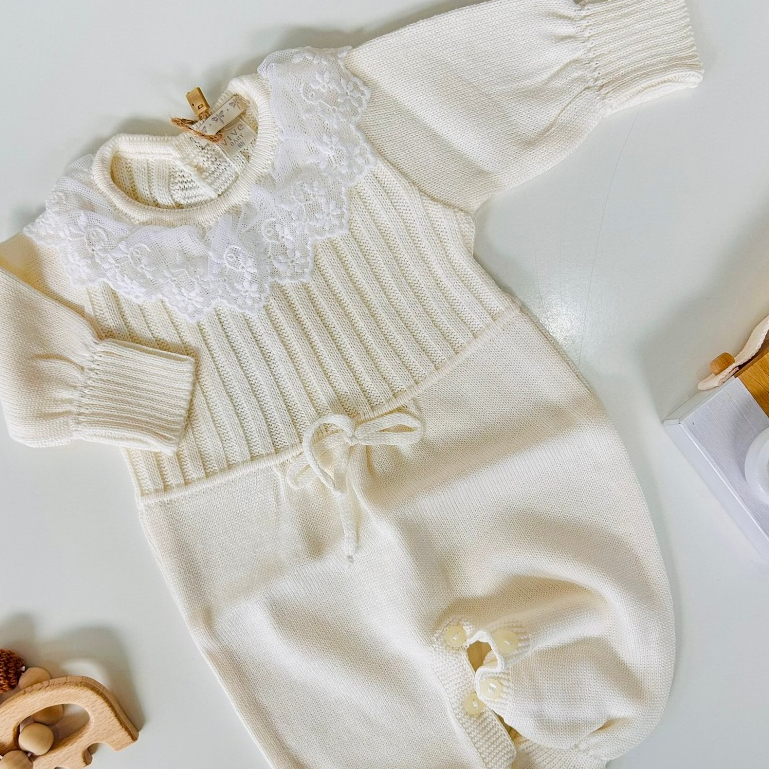 Macacão para Bebê Tricot Off-White Roupa Infantil Menina Saída Maternidade Gola Tule Bordado Rendado