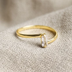 Anel Feminino com Pedra Retangular de Zircônia Banhado a Ouro 18k