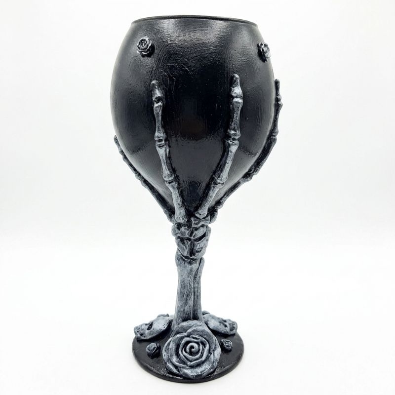 Taça de vidro decorada com biscuit caveira rosa mão esqueleto pombagira exu kalunga candomblé umbanda wicca bruxaria