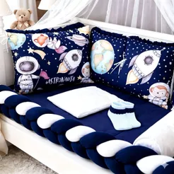 Kit Berço Astronauta Marinho 14 Peças com Trança, Mosquiteiro + Meia Infantil Persa