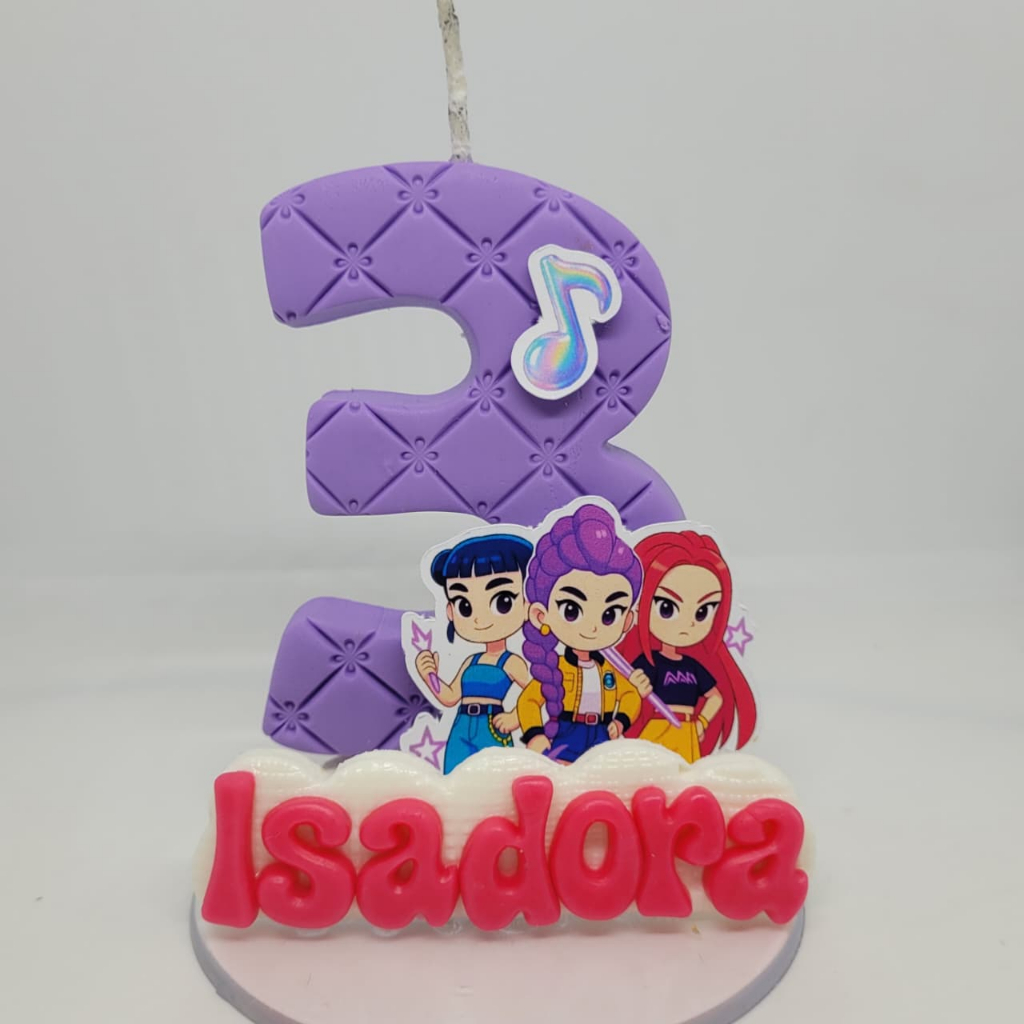 VELA PERSONALIZADA TEMA GUERREIRAS DO KPOP CUTE VELA DE BISCUIT PARA FESTA DE ANIVERSÁRIO