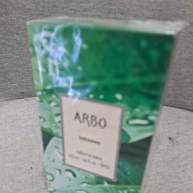 arbo intenso e uma fragrância  intensa,  e q tem um cheiro de madeiras  molhada