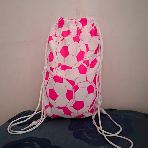 Mochilinha Sacolinha Sacochila Mochila tipo saco tecido personalizada Bola de Futebol rosa Festa Lembrancinha 18x28cm