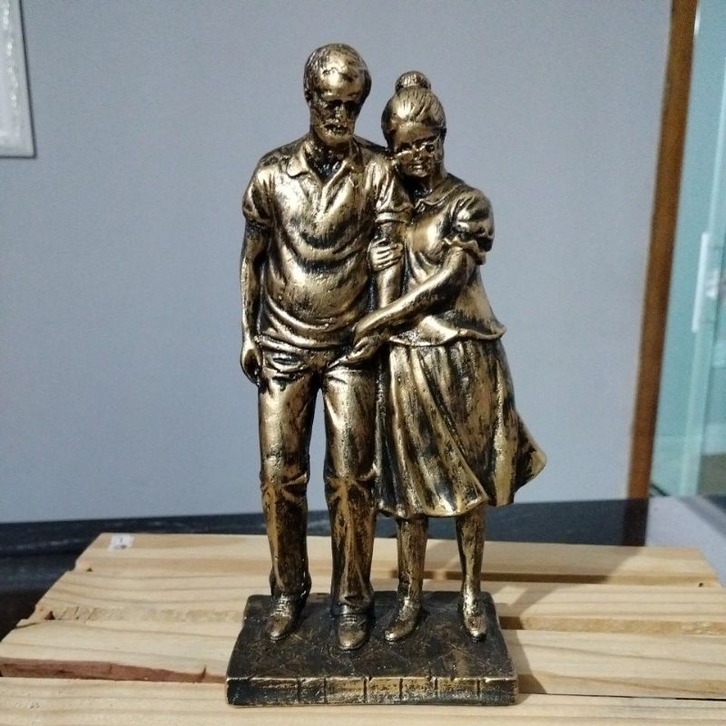 Casal de avós. Casal de idosos. Casal para decoração. Escultura casal em gesso.