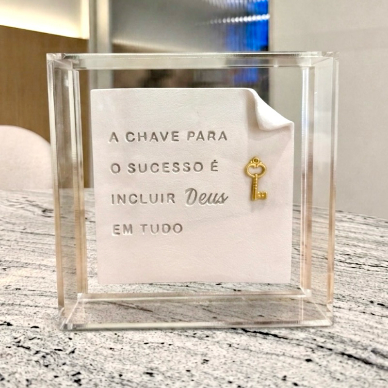 Quadro de Acrílico com placa de cerâmica “ A chave para o sucesso é incluir Deus... ” 15x15x4cm