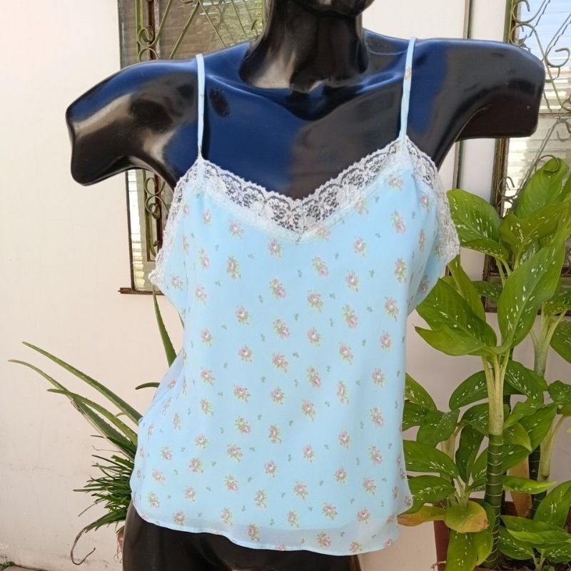 blusa regata florida azul, tamanho p, com estampa de rosas e detalhes em renda branca peça unica usado brecho