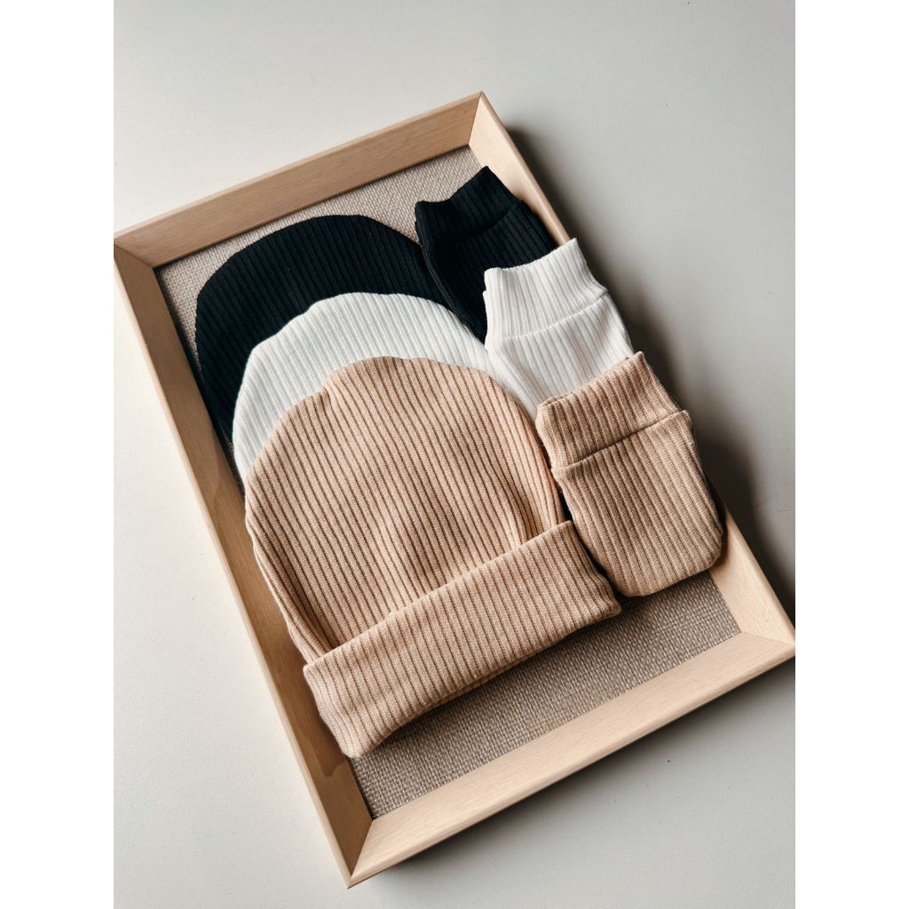 Kit 3 Touca + 3 Luva malha canelada Recomendada 0 a 6 meses.