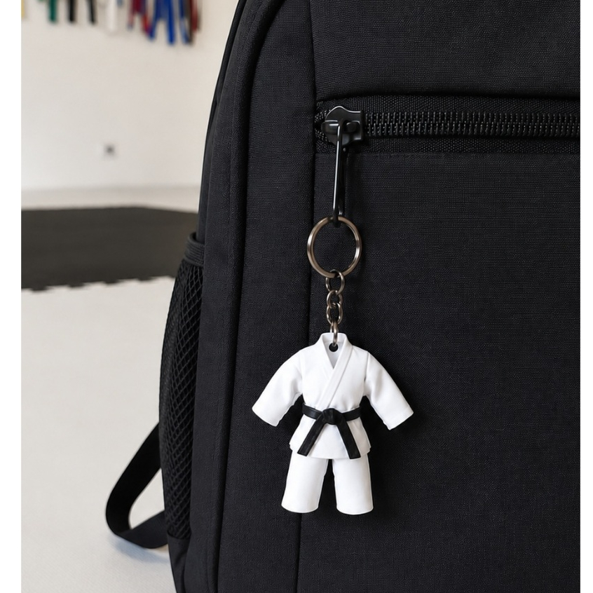 Chaveiro Kimono Jiu-Jitsu /Judô 5cm Miniatura Branco com Faixa Colorida Acessório Esportivo