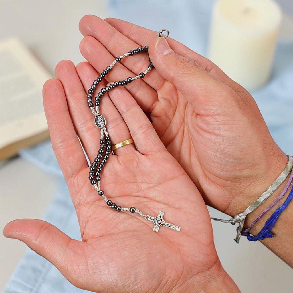 Terço de Bolso/Pulso em Hematita com Medalha de Nossa Senhora das Graças – Fé e Proteção Diária – Loja da Fé