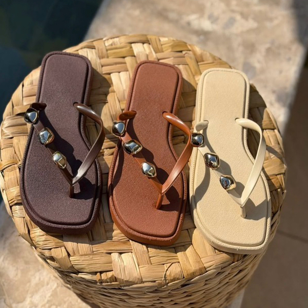 Rasteira Chinelo Feminina Detalhe Dourado Dia a Dia Casual e Confortável Elegante