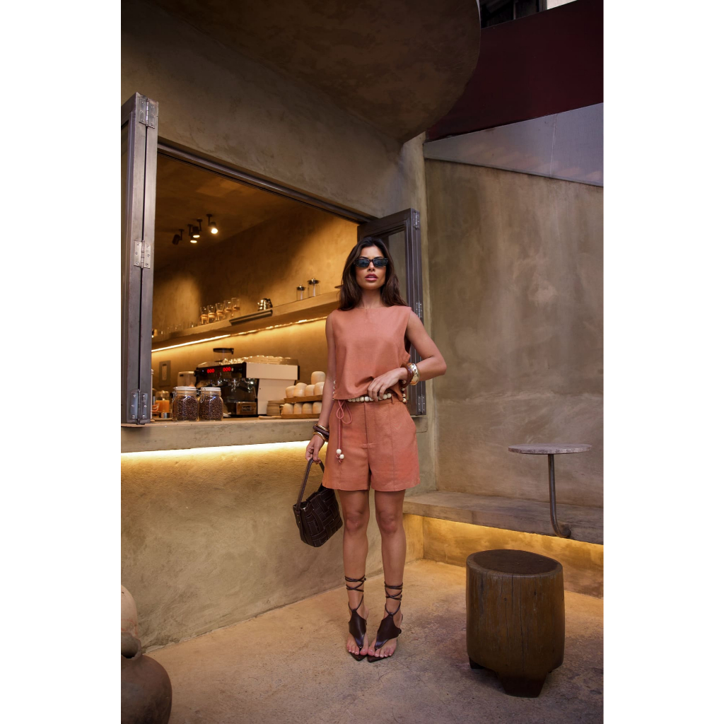 Conjunto feminino de linho com regata e shorts com botões luciana
