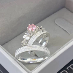 Par de Alianças de Compromisso em Prata 950 Fosca Diamantada com Solitário Flowers Rosa
