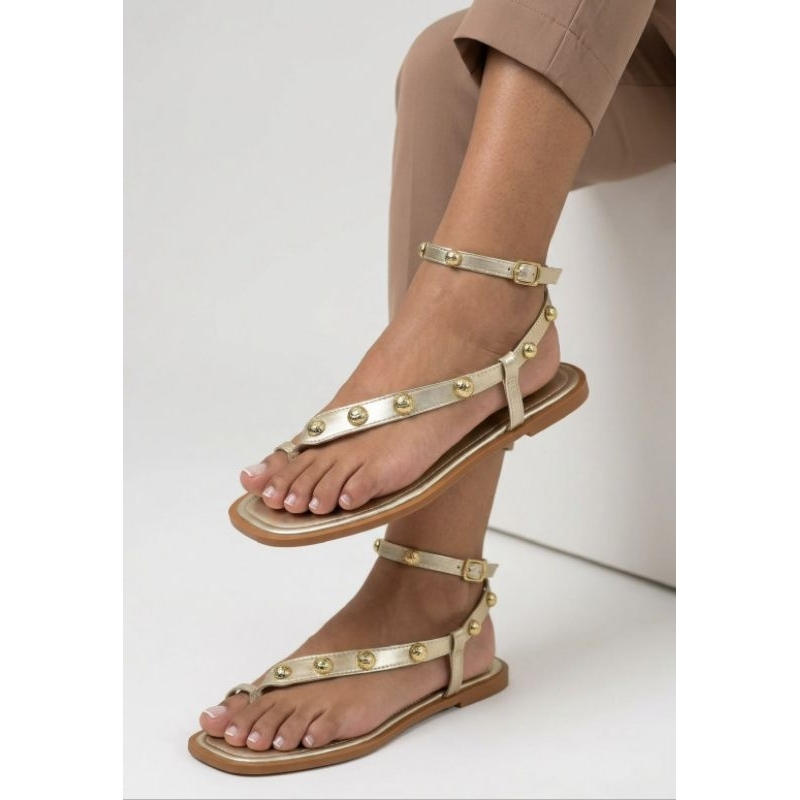 Sandália Feminina Rasteira Dourada com Tiras e Detalhes Dourados – Confortável e Elegante
