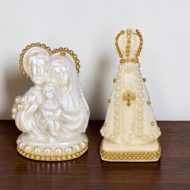 Kit Sagrada Família 7cm + Nossa Senhora Aparecida 10cm Pérolas Strass Imagens Católicas Religiosas