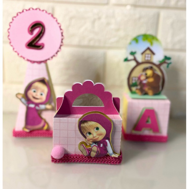 Kit personalizado A Masha e o Urso luxo /Caixa pirâmide ,cenário , maletinha/lembrancinha aniversário infantil