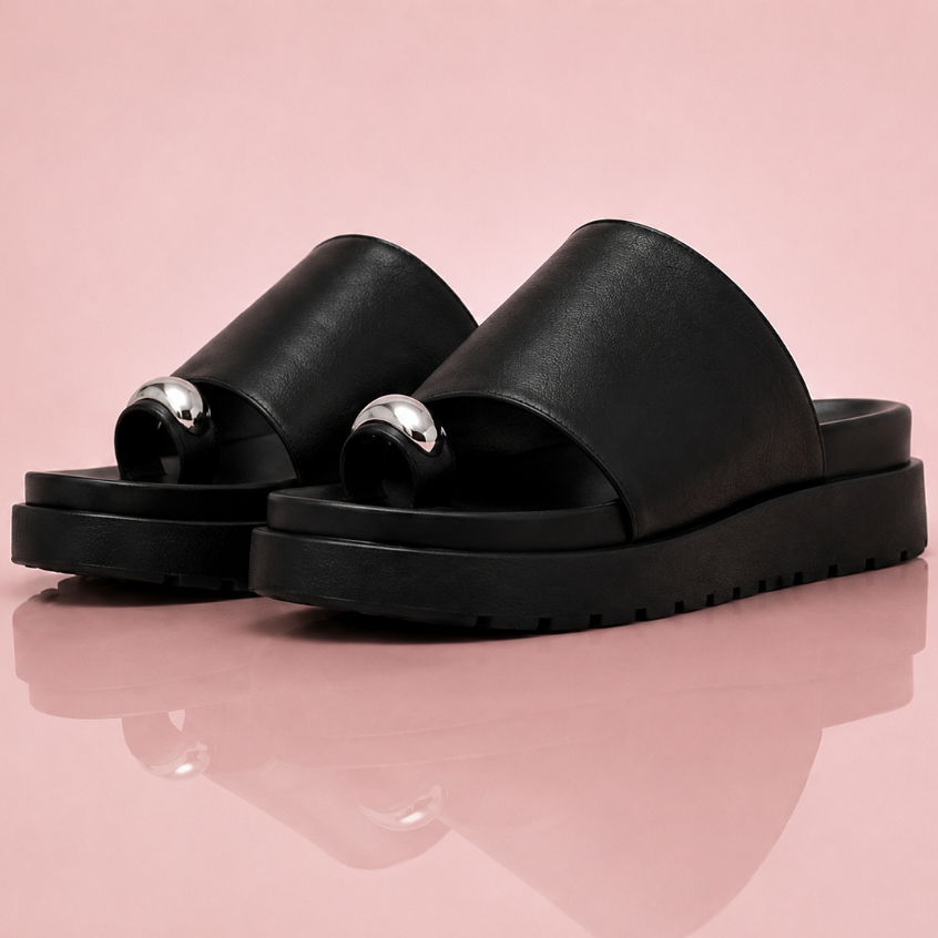 Papete Feminina Plataforma Flatform Tratorada com Esferas Metalizadas Tira Larga Confortável