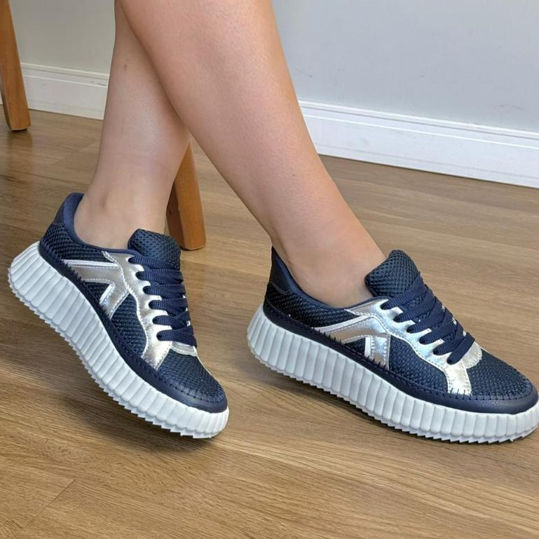 Tênis Feminino Fashion Preto e Dourado, Plataforma Chunky, Solado Branco Tratorado, Estilo Streetwear e Casual