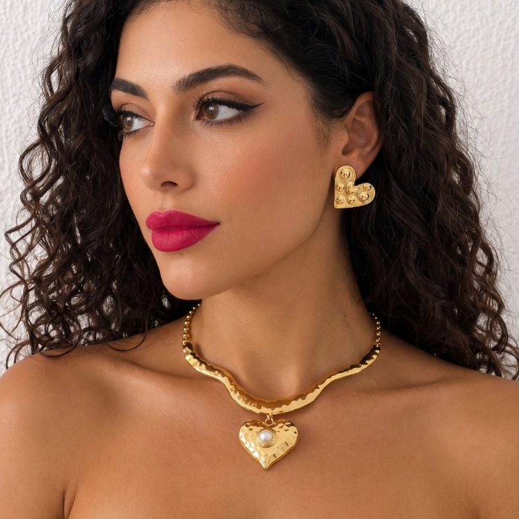 Conjunto Semijoia Colar Gargantilha Detalhe Coração e Perola e Brinco Dourado Folheado a Ouro 18k