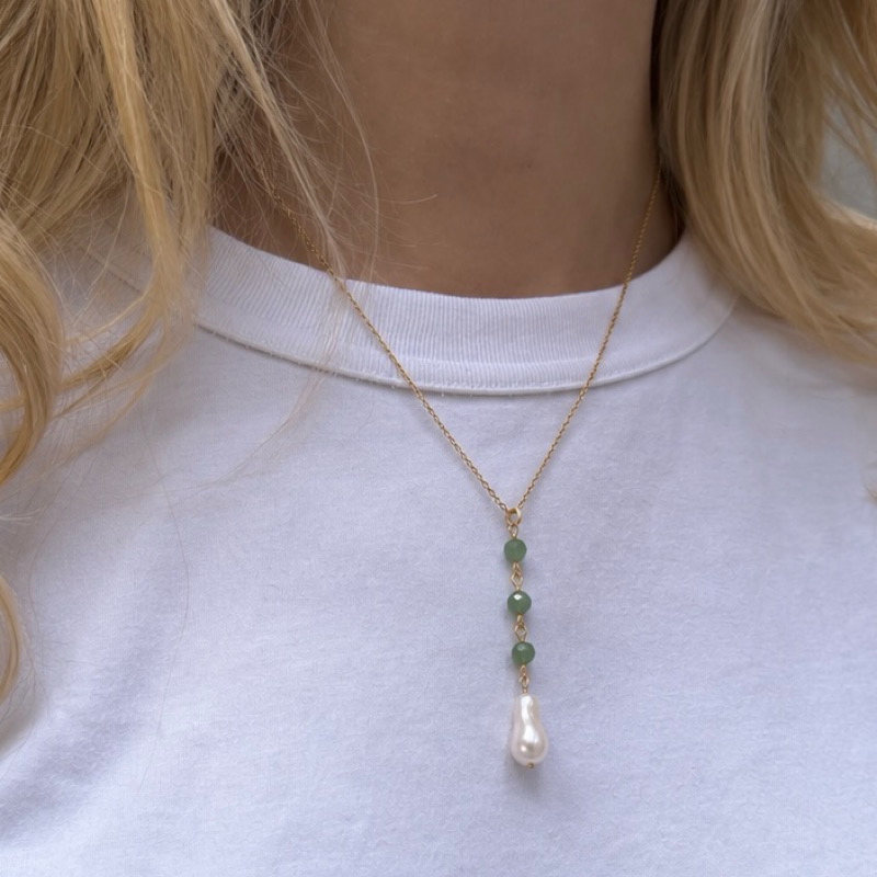 Colar Gravatinha Feminino Dourado com Pérola e Cristais Verdes | Colar Y Delicado