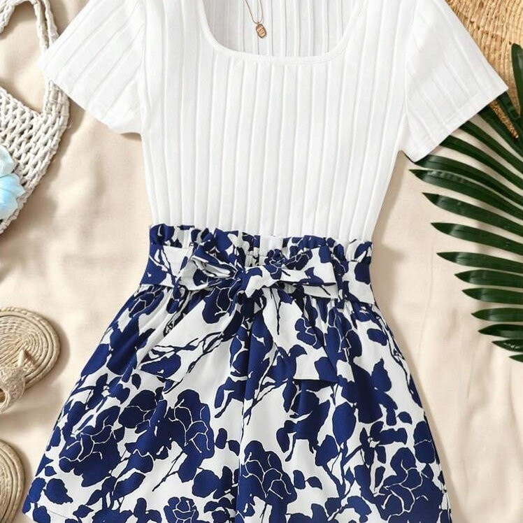 Conjunto de duas peças com Camiseta Branca Sólida de Malha Canelada e Shorts Estampados com Floral e Cinto