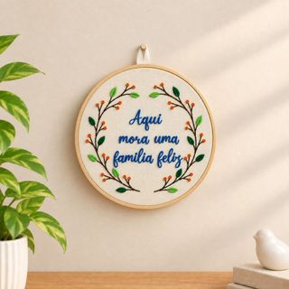 Bordado em Bastidor Aqui Mora uma Família Feliz Quadro Família Bordado Decoração Bordado Decorativo