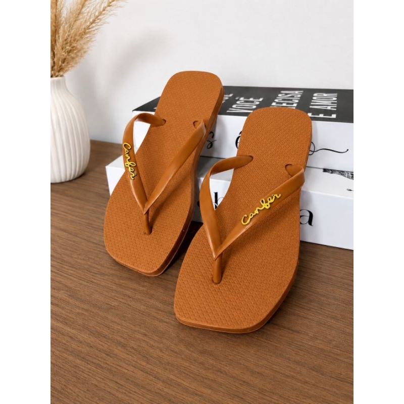 Chinelo Feminino Casual com Detalhe Dourado – Confortável, Leve e Elegante