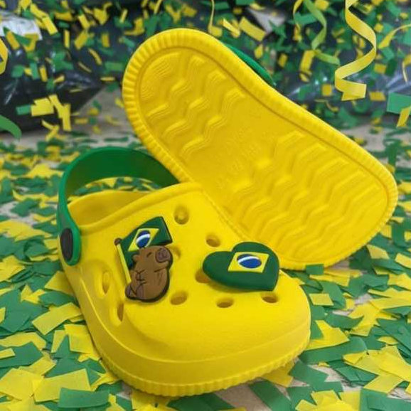 Babuche L1 R  Infantil Brasil Copa Do Mundo 2026 Capivara Coração- Sandália Confortável Unissex