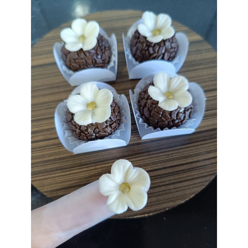 APLIQUE PASTA DE LEITE EM PÓ -FLORES. 50 UNIDADES 2CM cores via chat