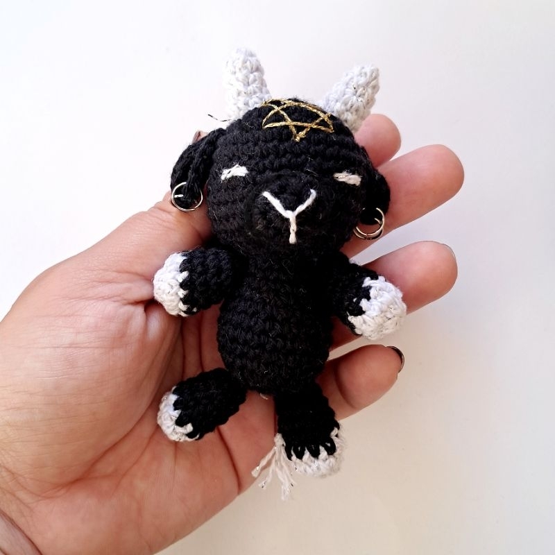 Baphomet Chaveiro Gótico Amigurumi Branco e Preto