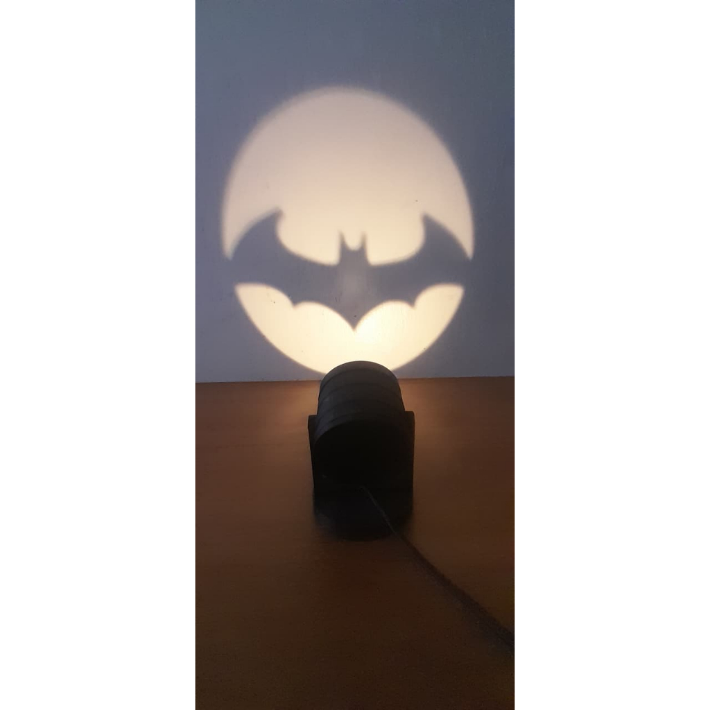 Luminária Batsinal Batman LED | Projetor Abajur Geek | Decoração Gamer + BRINDE CHAVEIRO