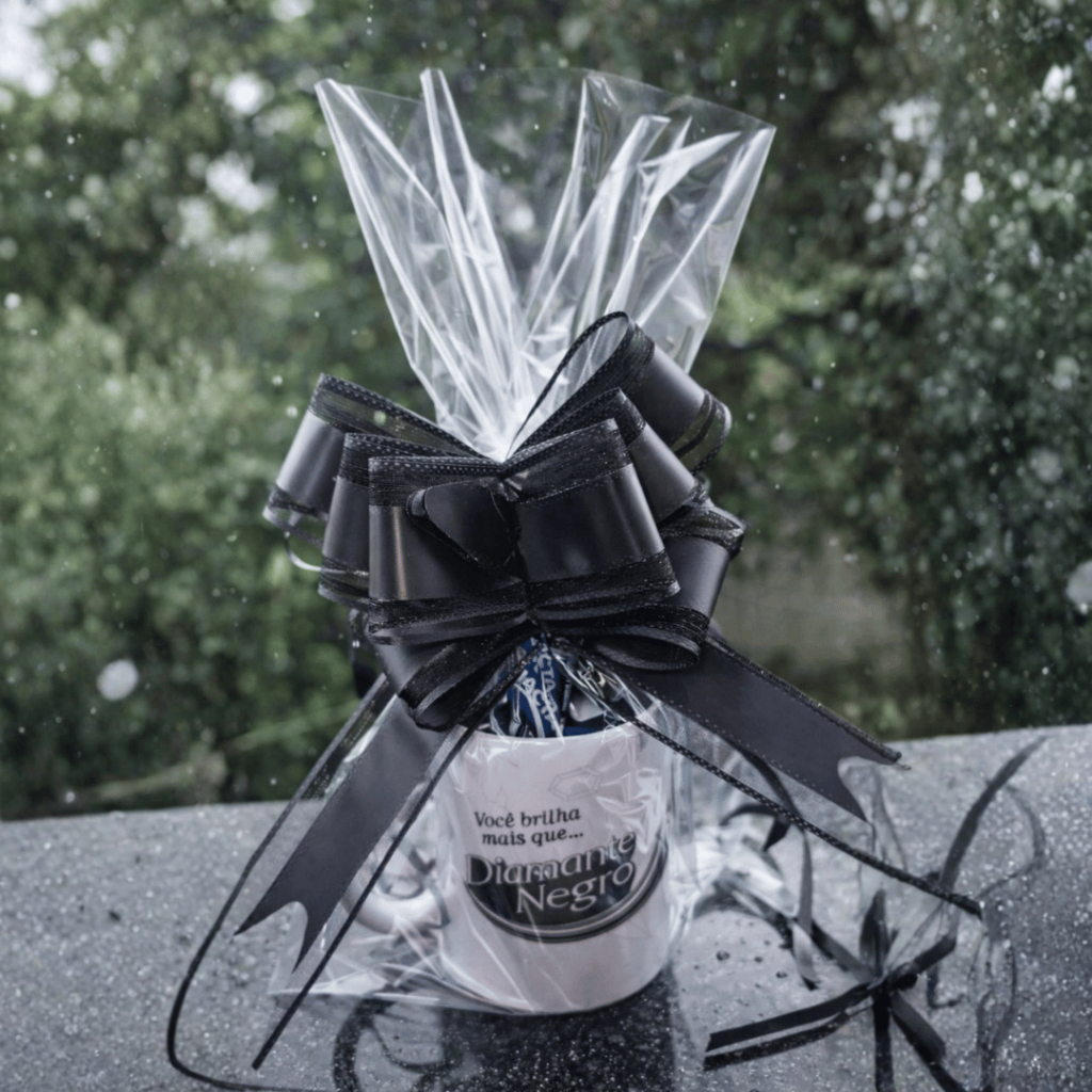 Kit Cesta Presente com Chocolate Diamante Negro Personalizado – Caneca + Bombons + Laço