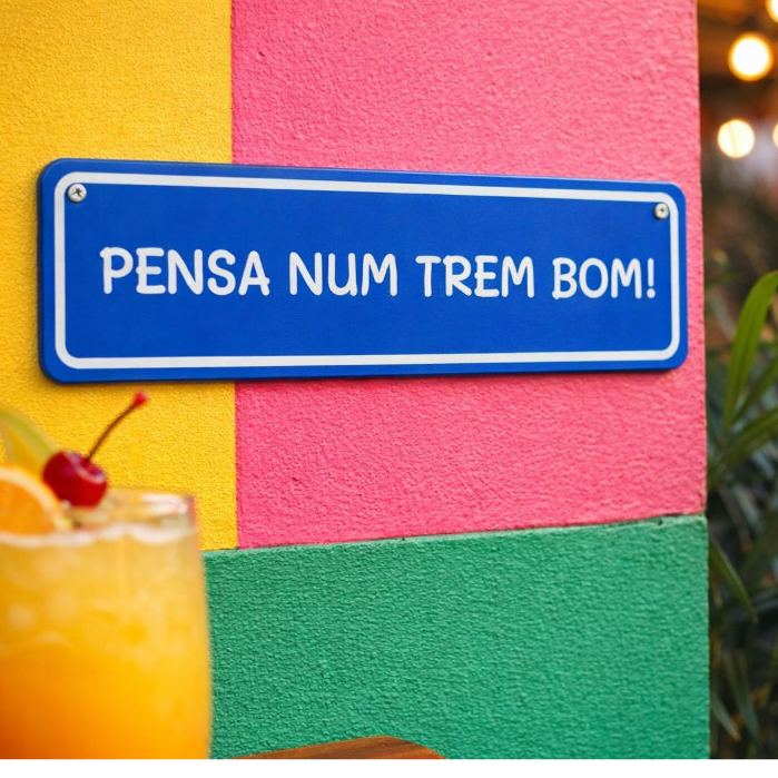 Placa decorativa PENSAR TREM BOM (20x5cm) Plaquinha PLA com frases divertidas Escrita Relevo goias