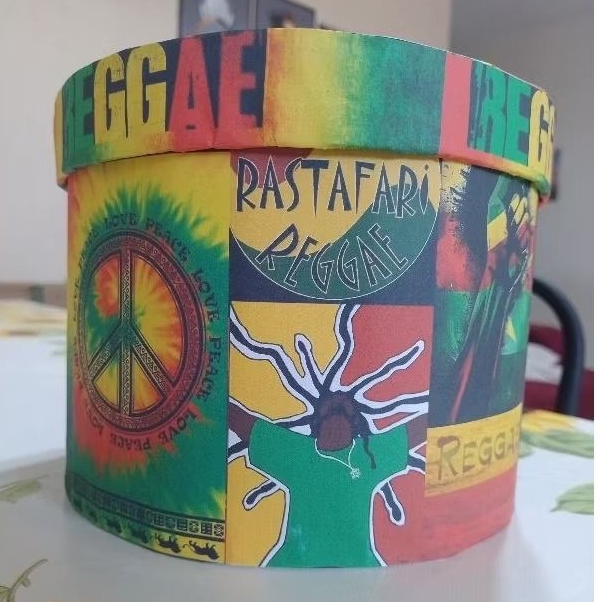 Caixa Redonda Grande Reggae pra montagem de Cesta Presente Aniversário Personalizada Artesanal Chocolate Bob Marley