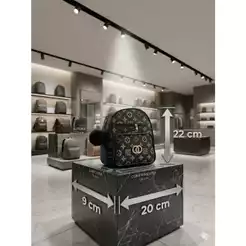 Mochila Feminina Con Monograma Pequena de Couro Sintetico + Chaveiro Pompom – Estilosa, Casual, Fashion e Dia a Dia