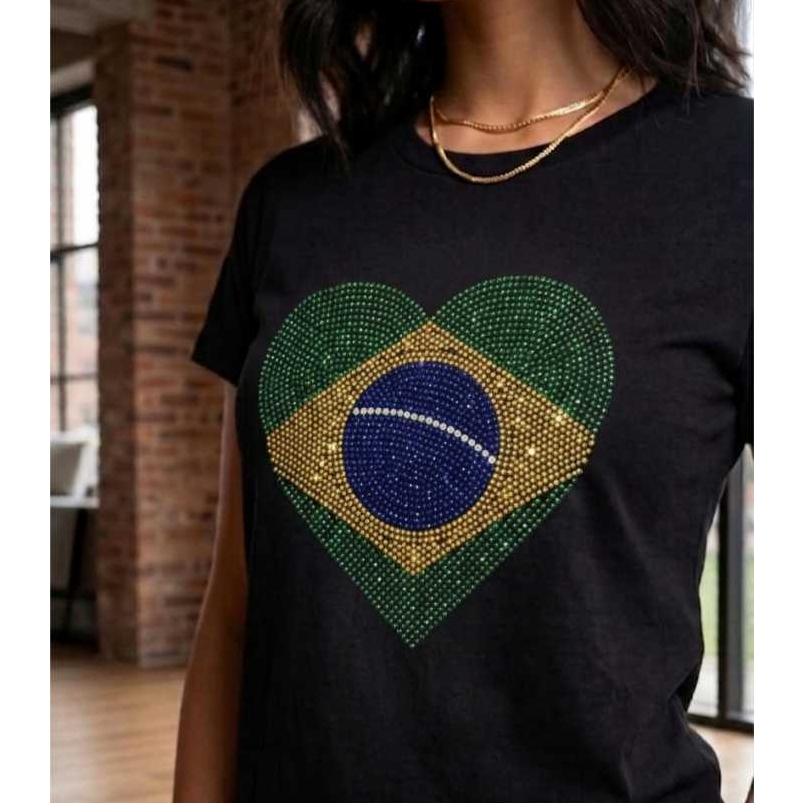 Blusa Feminina T-shirt Coração do Brasil Copa -Conforto e estilo com estampa em Pedras brilhante tecido Malha fria/macio