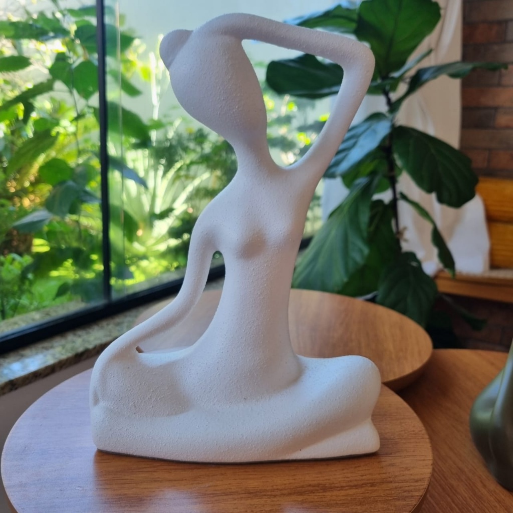 Imagem Estátua decorativa artesanal cerâmica Ioga estilo zen meditação  decoração moderna