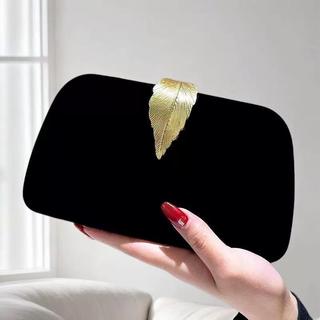 Bolsa Camurça Clutch Preta com Fecho de Folha Dourada e Alça