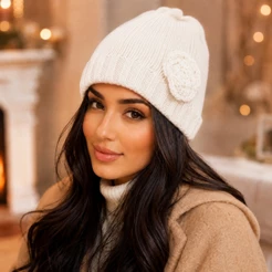 Touca Gorro Feminina Tricô Inverno com Flor Quente Macia Tamanho Único Cor Clara Escura