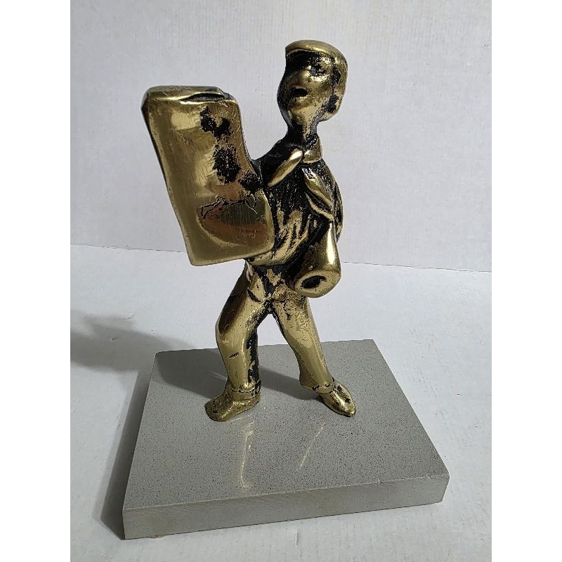 escultura menino jornaleiro bronze antigo C4070