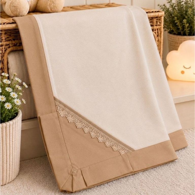 Manta Piquet Bege/Caramelo para Bebê Acabamento Luxo Gripir Babados Enxoval Baby 100x80cm Algodão