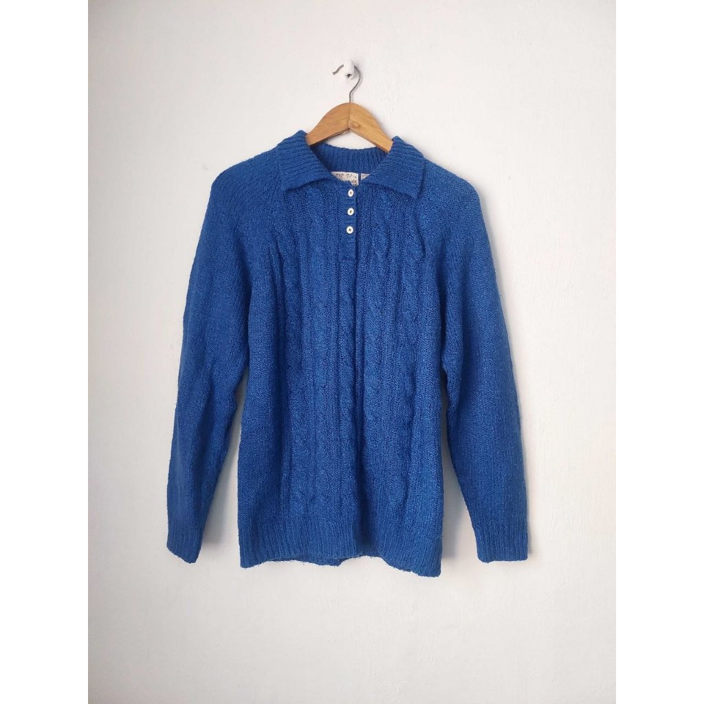 CASACO SUÉTER VINTAGE FRIO QUENTINHO MANGA LONGA AZUL ROYAL BOTÕES GOLA POLO PADRÃO DE TRANÇAS _ Freire brechó