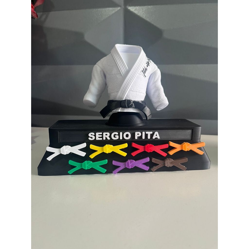 Miniatura de Kimono de Karatê com Base + 7 Faixas – Personalizado