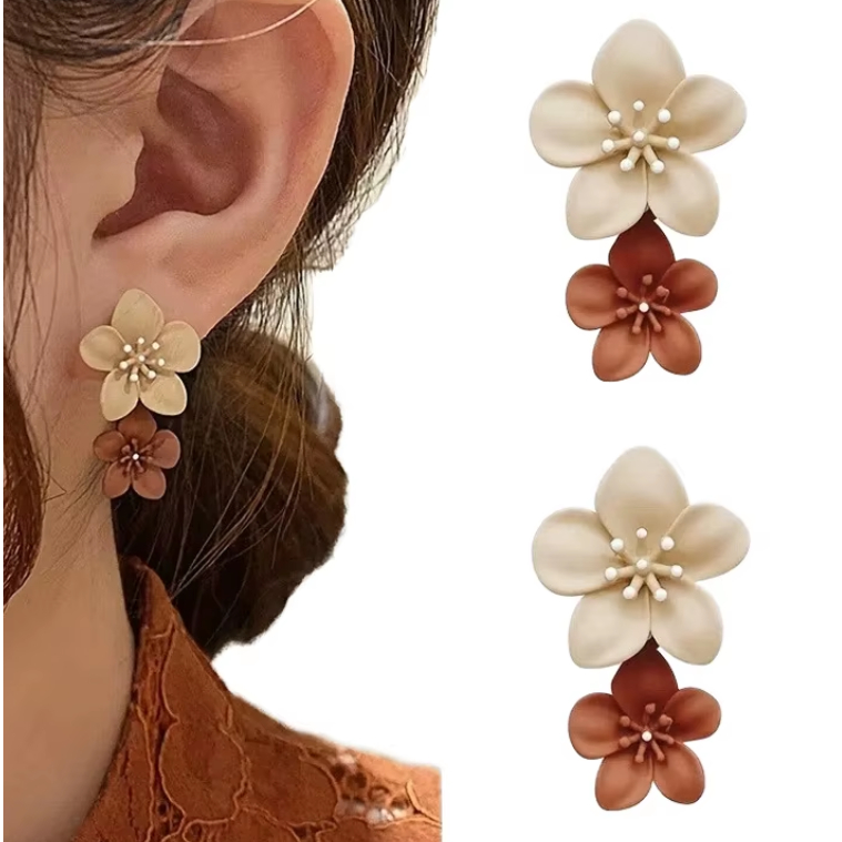 Brinco Delicado Flor Dupla Fosco – Romantismo e Charme Estilo