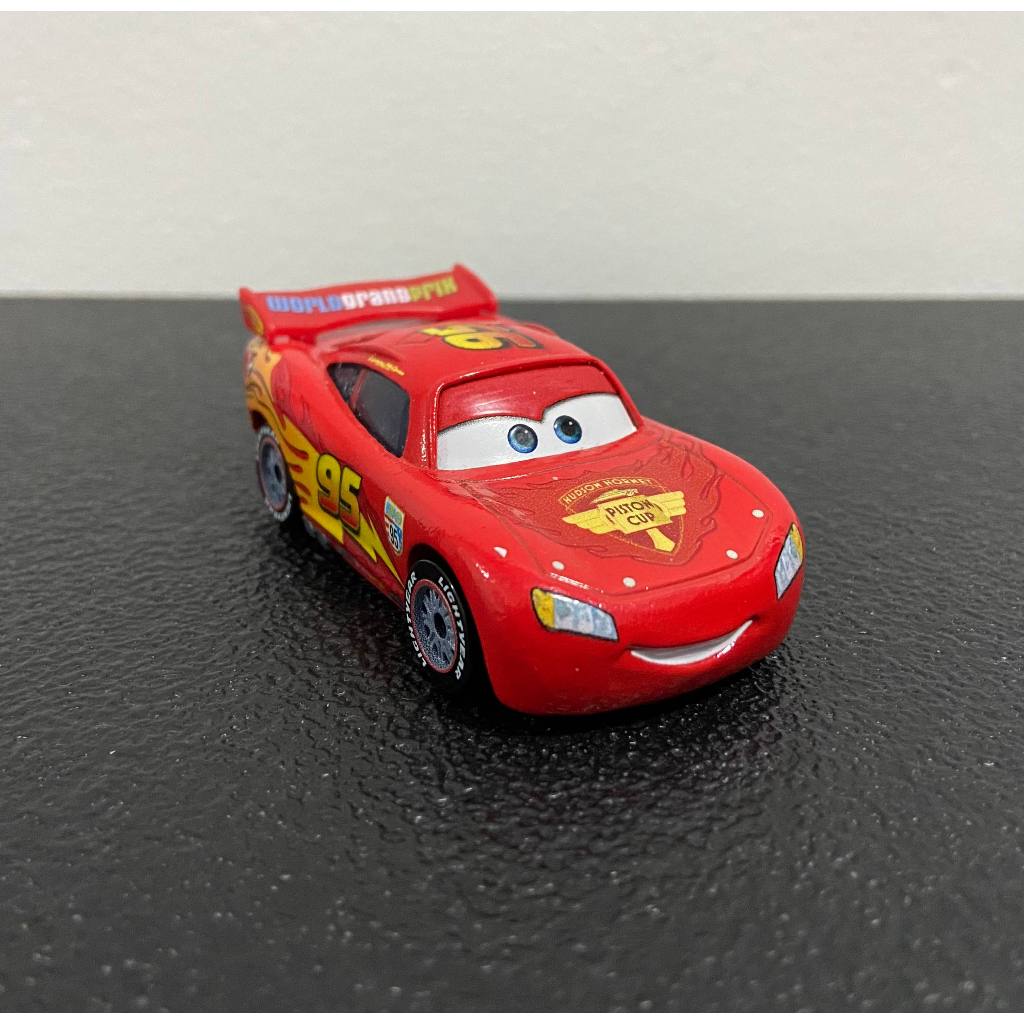 Miniatura Hot Wheels Relâmpago Mcqueen - Hudson Hornet Piston Cup - Escala 1:55 - Disney Pixar Mattel 2021