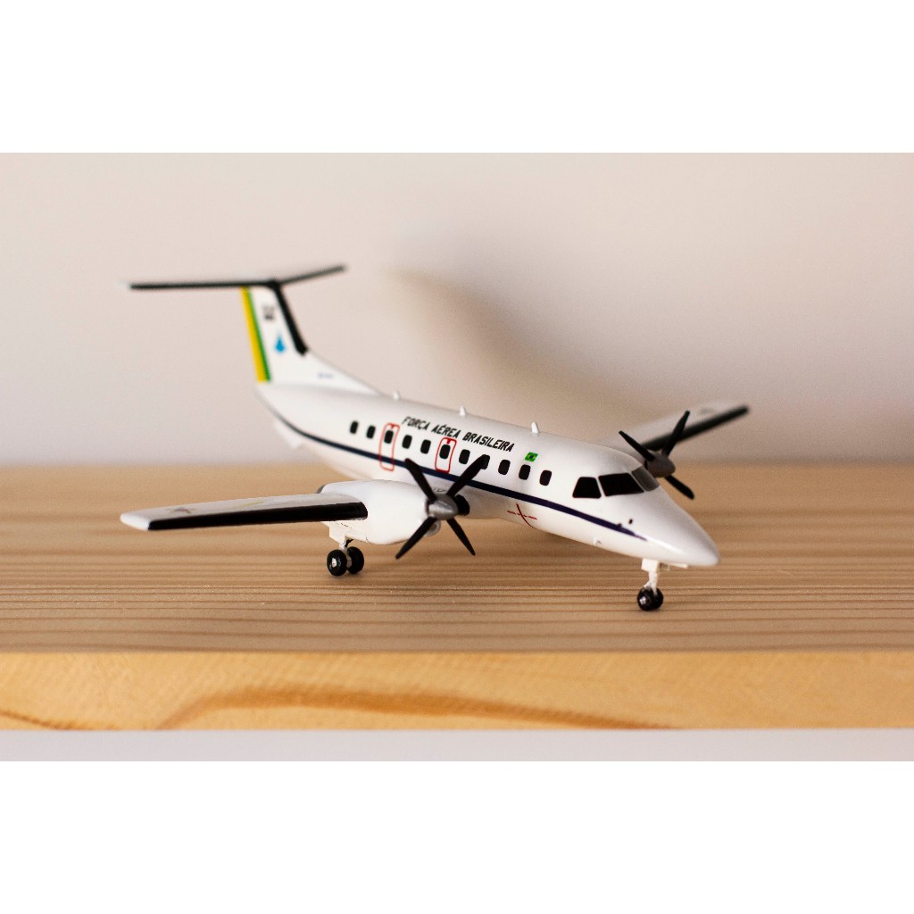 Avião Embraer Emb-120 Brasilia Maquete escala Plastimodelo
